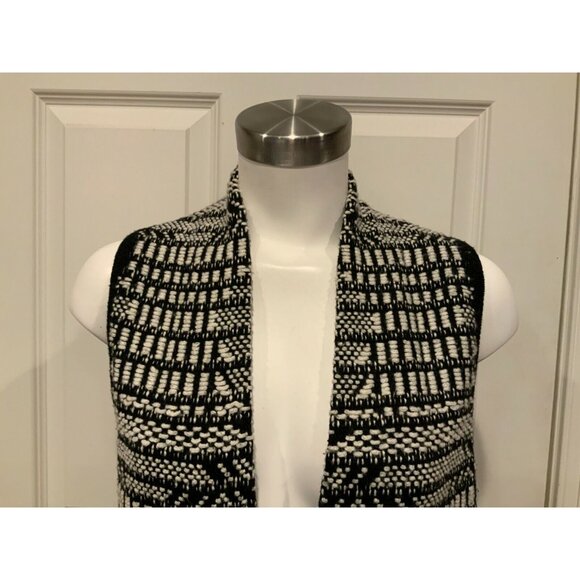 Angel of the North Black & White Geometric Chunky Knit Sweater Vest, Size XS - Picture 2 of 7